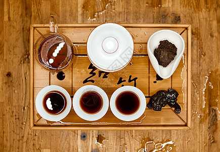 中华传统茶盘 龙在托盘上 茶杯充满图片