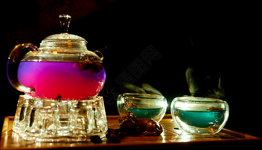 传统茶壶 配有鲜艳亮紫绿杯和绿色杯子图片