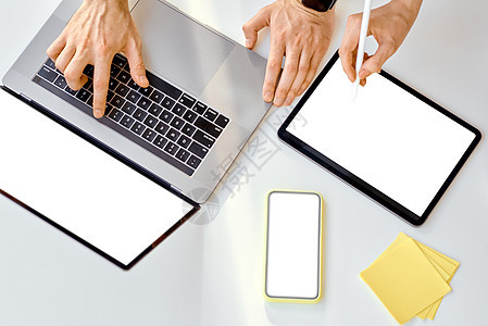 两个人 双手 在平板电脑和笔记本电脑上工作 空着 准备插入 屏幕图片