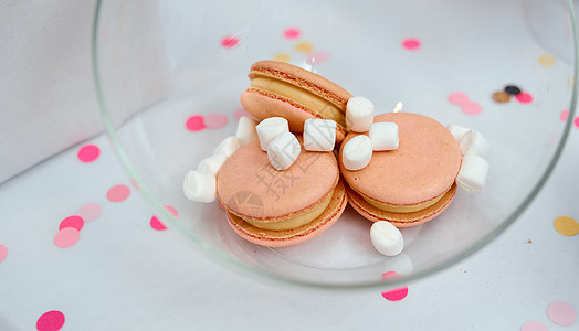 彩色桃子麦加罗龙 白色棉花糖装在白桌上的玻璃墙上图片