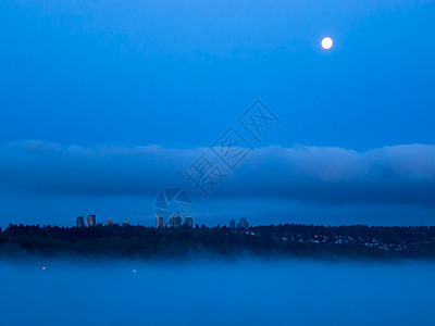 夜里城市的风景 满月在天空中图片