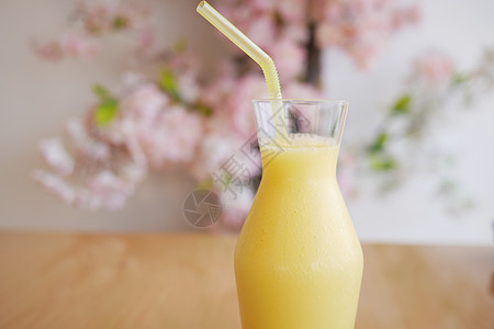 菠萝汁放在桌上的瓶子里液体排毒情调玻璃营养绿色异国热带果汁叶子图片