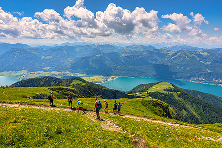 从奥地利 Schafberg 山看沃尔夫冈湖 从阿尔卑斯山 Schafberg 的沃尔夫冈湖 位于奥地利萨尔茨堡州里德的萨尔茨卡图片