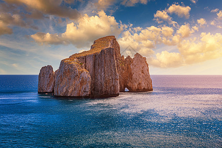 地中海沿岸的高崖 意大利撒丁岛西海岸 Masua 的堆岩 是意大利撒丁岛南部的一个石灰岩地层悬崖假期洞穴旅行海岸线热带海滩海岸日图片