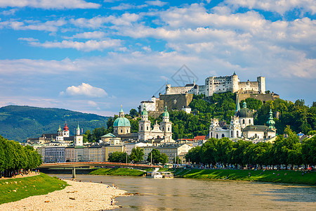 萨尔茨堡天际线全景与堡垒和河 Salzach 萨尔茨堡土地 奥地利 萨尔茨堡天际线与 Salzach 河在春天 奥地利历史性遗产图片