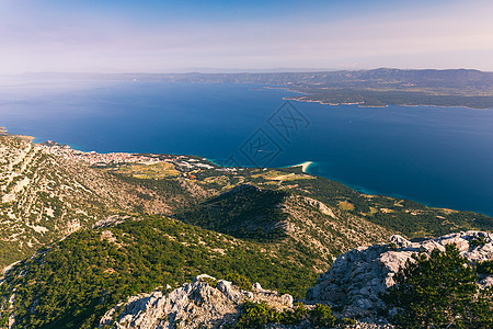 从 Brac 岛上的查看山脉和大海 从克罗地亚 Brac 岛的维多瓦戈拉 (Vidova Gora) 山望去 著名的地标靠近 B图片