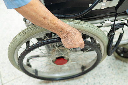 护理医院病房远程控制电动轮椅的亚洲老年或老年老妇人患者 健康强健的医疗理念女士车轮病人疾病护理幸福公园椅子男人摩托车图片