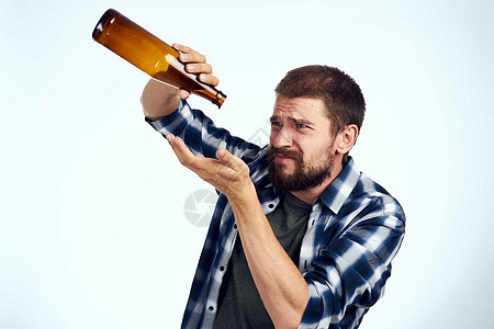 喝啤酒喝酒的胡须男子 情绪感应与背景隔绝图片