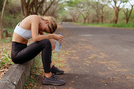 女人在森林里奔跑后累了出汗跑步健身呼吸女孩慢跑者训练运动赛跑者挑战图片