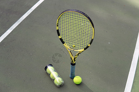 男性手握网球和打网球棒乐趣游戏行动球拍运动娱乐运动员爱好黄色运动装图片