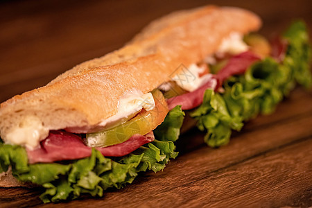三明治加腊肠和蔬菜午餐营养包子桌子餐厅食物美食早餐饮食洋葱图片