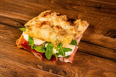 三明治加腊肠和蔬菜营养黄瓜包子猪肉火腿早餐烘烤午餐食物沙拉图片