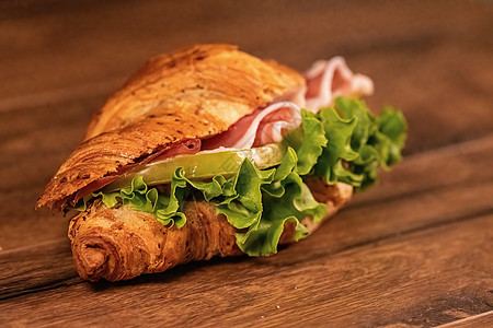 三明治加腊肠和蔬菜火腿沙拉洋葱包子桌子午餐饮食食物营养面包图片