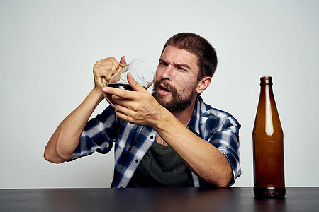 喝醉酒的啤酒男人酒精 酒精情绪瓶子休闲装玻璃商业男性宿醉压力挫折饮料成人图片
