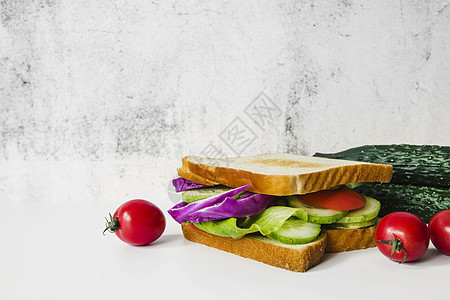 新鲜蔬菜三明治白色背景 高品质照片(请查看InfoFinland上的图片
