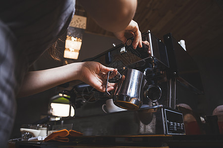 女咖啡师在咖啡机咖啡厅里准备咖啡 高品质照片图片