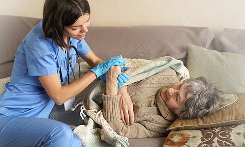 快乐的退休妇女 以及医生和病人之间的信任诊断治疗帮助护士两个人说谎孙女医院感染女士图片
