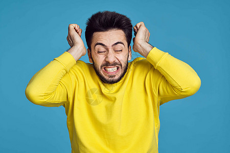 男人穿黄色毛衣 有健康问题 情绪蓝色背景耳痛商业耳朵脖子衬衫痛苦耳炎按摩情感男性图片
