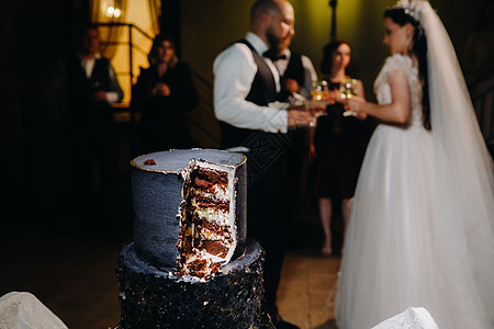 婚礼上结婚蛋糕的特切切妻子食物丈夫成人背景已婚黑发仪式新娘夫妻图片