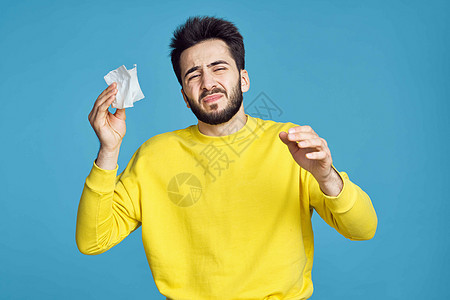 男人穿黄色毛衣 有健康问题 情绪蓝色背景咳嗽疾病发烧淋巴症状脖子嗓音男性哮喘支气管炎图片