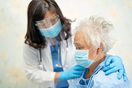 身着面罩和PPE诉讼的亚洲医生检查在检疫护理医院病房中感染Covid19 Corona病毒的病人是否受到保护职业疾病卫生老年退休图片