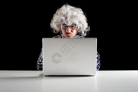 一台以高级专线为重心的潮车在办公桌旁坐着看笔记本电脑男人男性水平员工互联网网络愤怒商业困惑技术图片