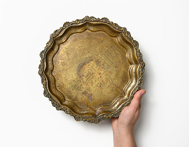 女性手拿着白底 水果盘上的铜圆旧板块 用空铜图片
