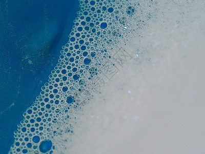 蓝色背景下白泡泡模式的半摘要图示 B泡沫肥皂宏观气泡图片