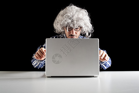 一台以高级专线为重心的潮车在办公桌旁坐着看笔记本电脑成人困惑男人工作水平衬衫格纹愤怒冲浪互联网图片