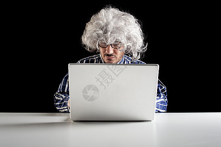 一台以高级专线为重心的潮车在办公桌旁坐着看笔记本电脑一代困惑员工男性互联网长老商业男人技术成人图片