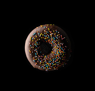 黑色背景的多色巧克力甜甜甜圈 彩色喷洒甜点蛋糕食物糕点棕色釉面磨砂工作室飞行面团图片
