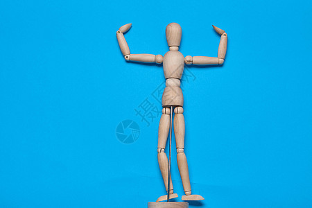 蓝色背景的木形木图造假器物体跑步艺术家男人数字男性娃娃人体商业木偶白色图片