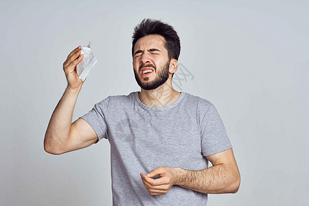 穿着白色T恤的长胡子男子装手牵手链球菌伤害疾病疼痛哮喘腺体嗓音脖子病人办公室图片