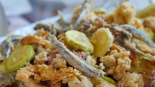 美味的意大利菜炒海鲜 虾 鱿鱼 章鱼和胡椒图片