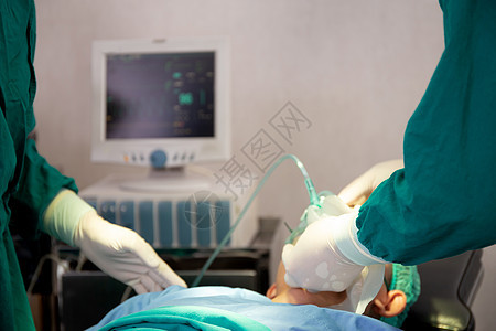 医生和助手在医院手术室 外科医生治疗和手术 呼吸问题 医疗器械和健康方面的紧急情况下手持氧气面罩的特写手仪器机器手套卫生男人救援图片