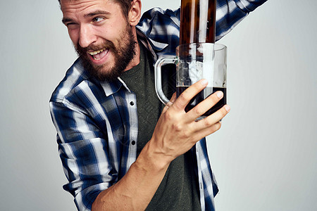 喝啤酒喝酒的醉酒男子 情绪感光背景挫折成人饮料手臂瓶子男性啤酒压力酒精商业图片