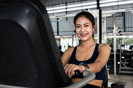 在健身房做心操锻炼的年轻女性或亚洲女孩的肖像图片