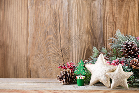 圣诞贺卡 木制背景的节日装饰 新年概念 复制空间 平躺 顶级视图问候语星星蜡烛帽子装饰品卡片礼物木板风格木头图片