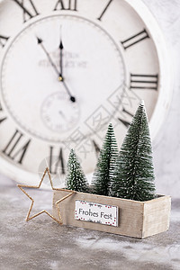 圣诞钟和冬季装饰 新年快乐概念卡片问候语蓝色手表松树时间庆典装饰品问候新年图片