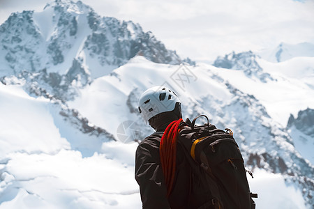 人类正在徒步旅行 在美丽的山上攀登高山运动旅游绳索冒险头盔娱乐登山齿轮滑雪图片