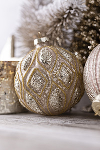 金色的圣诞节球 和bokoh背景季节装饰品庆典卡片装饰金子明信片新年风格玩具图片