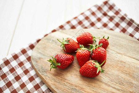 木板上新鲜草莓 果实维生素夏季早餐木头叶子浆果收成营养水果桌子农场花园图片