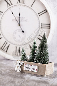 圣诞钟和冬季装饰 新年快乐概念问候新年卡片蓝色庆典问候语时间手表松树装饰品图片