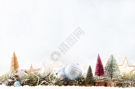 圣诞装饰品 蓝色背景有绳索灯光枝条云杉松树星星装饰针叶树绿色风格图片
