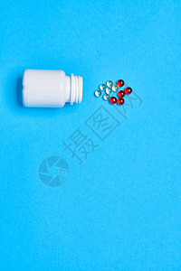 五彩药丸治疗保健蓝色背景治愈科学药物处方红色药品抗生素帮助止痛药白色图片