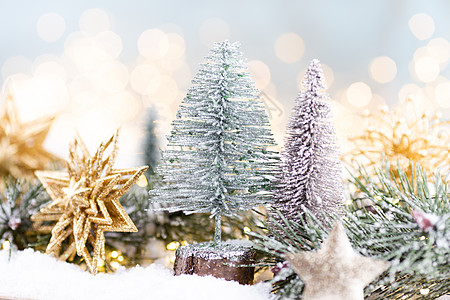 圣诞节图片圣诞装饰品 蓝色背景有绳索灯光绿色针叶树风格云杉枝条装饰松树背景