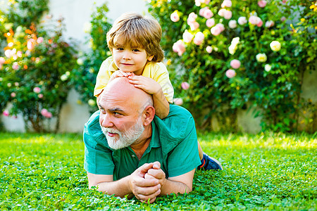 祖父和孙子一起在公园玩乐 父亲微笑着快乐的长辈儿子的肖像也很好笑图片