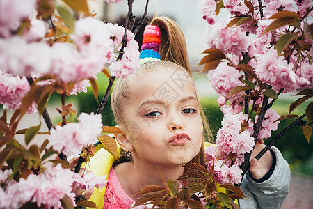 美丽的小女孩面对的面孔 孩子长嘴唇和多彩的发带 春樱花有机化妆品概念图片