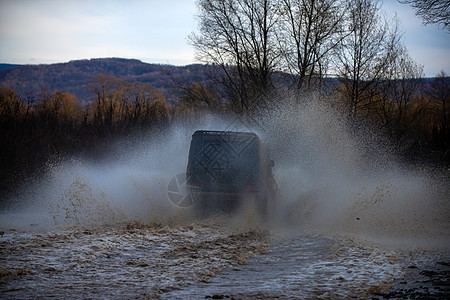 运动车轮轮胎和越野 在泥地上追踪 与大 4x4 汽车的旅行概念 泥泞的田野上的足迹 越野车在山路上行驶 吉普车户外探险 越野 4图片