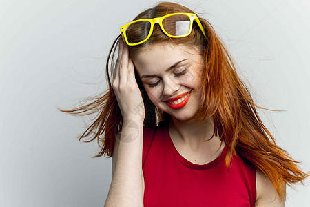 漂亮漂亮的女人黄色眼镜 发型风格时装特写相机蓝色红色商业白色微笑乐趣工作室衣服灰色图片
